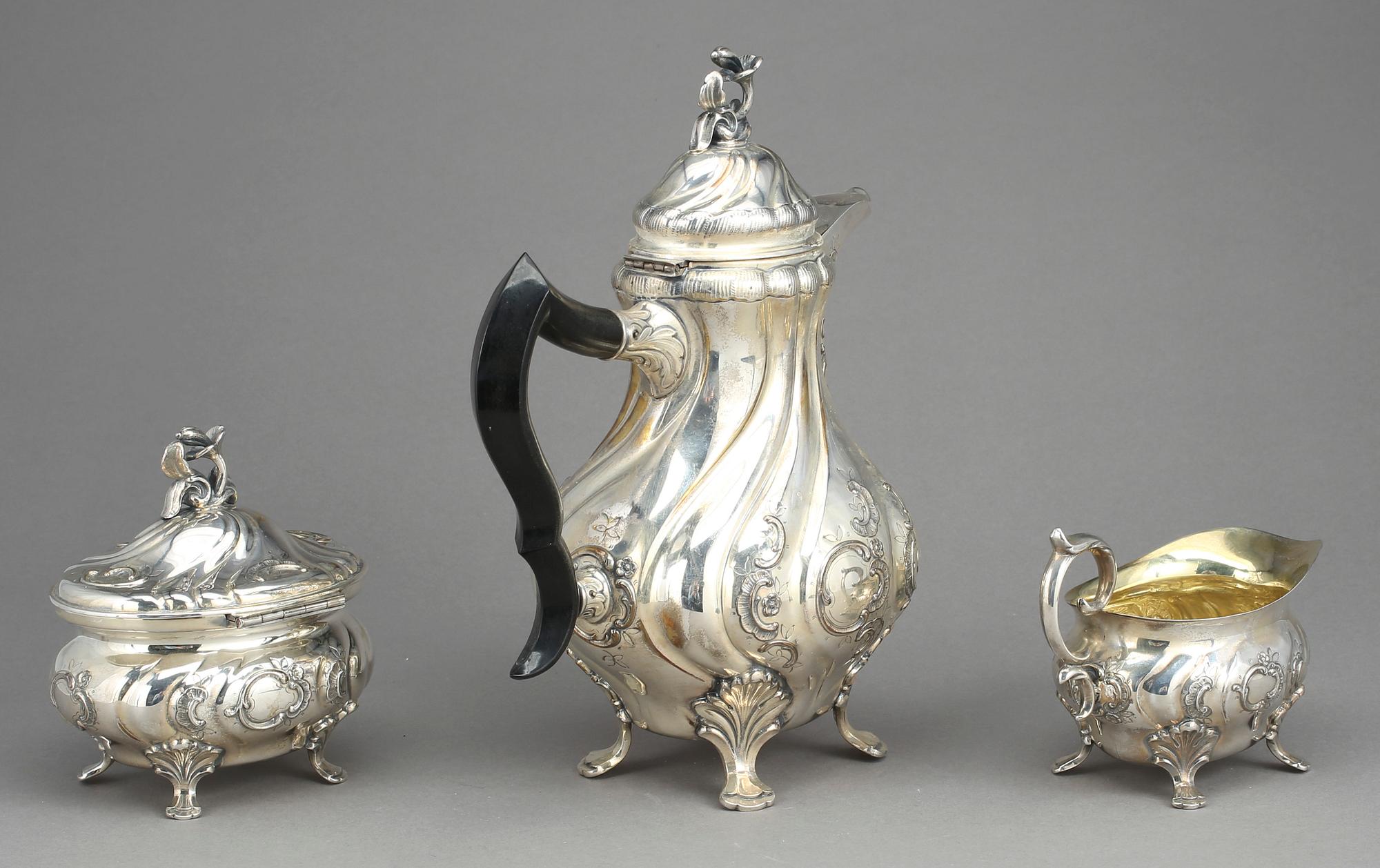 KAFFESERVIS, 3 delar, silver, rokokostil, CG Hallberg, Stockholm 1950-51. Tot ca 1330 gram.