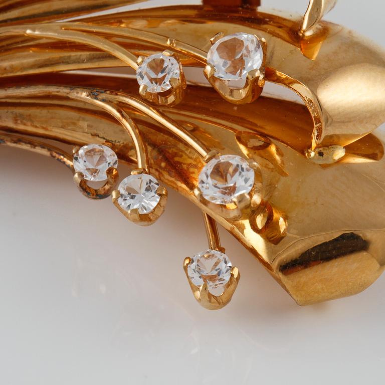 BROSCH, 18K guld samt silver med fasettslipade vita stenar, Wilhelm Harbeck, Stockholm, 1948. Vikt 15,5 gram.