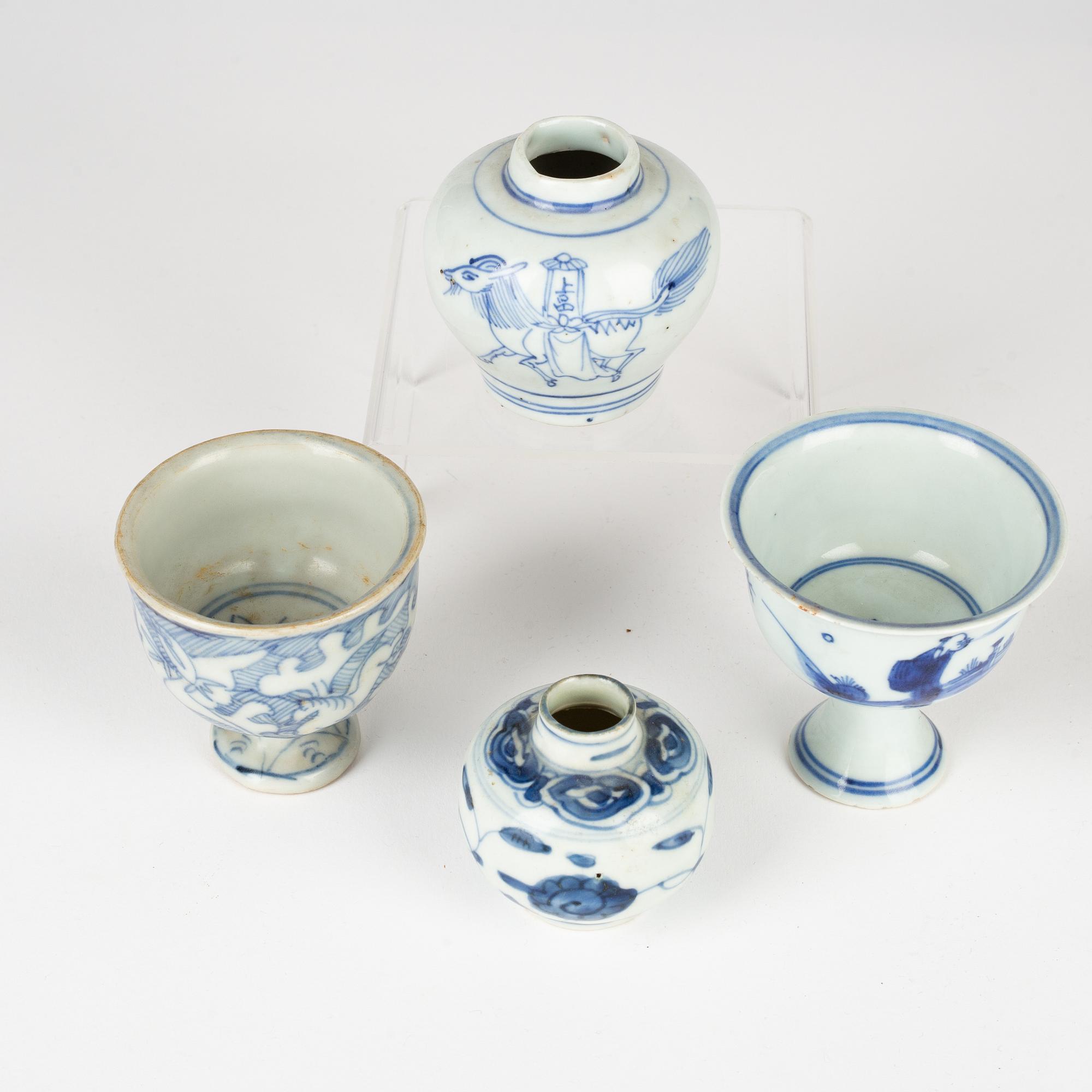 Stemcups, två stycken samt två minityrurnor, porslin. Mingdynastin (1368-1644).