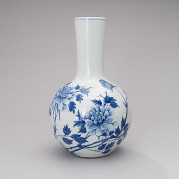 An early 20th century Chinese porcelain vase.