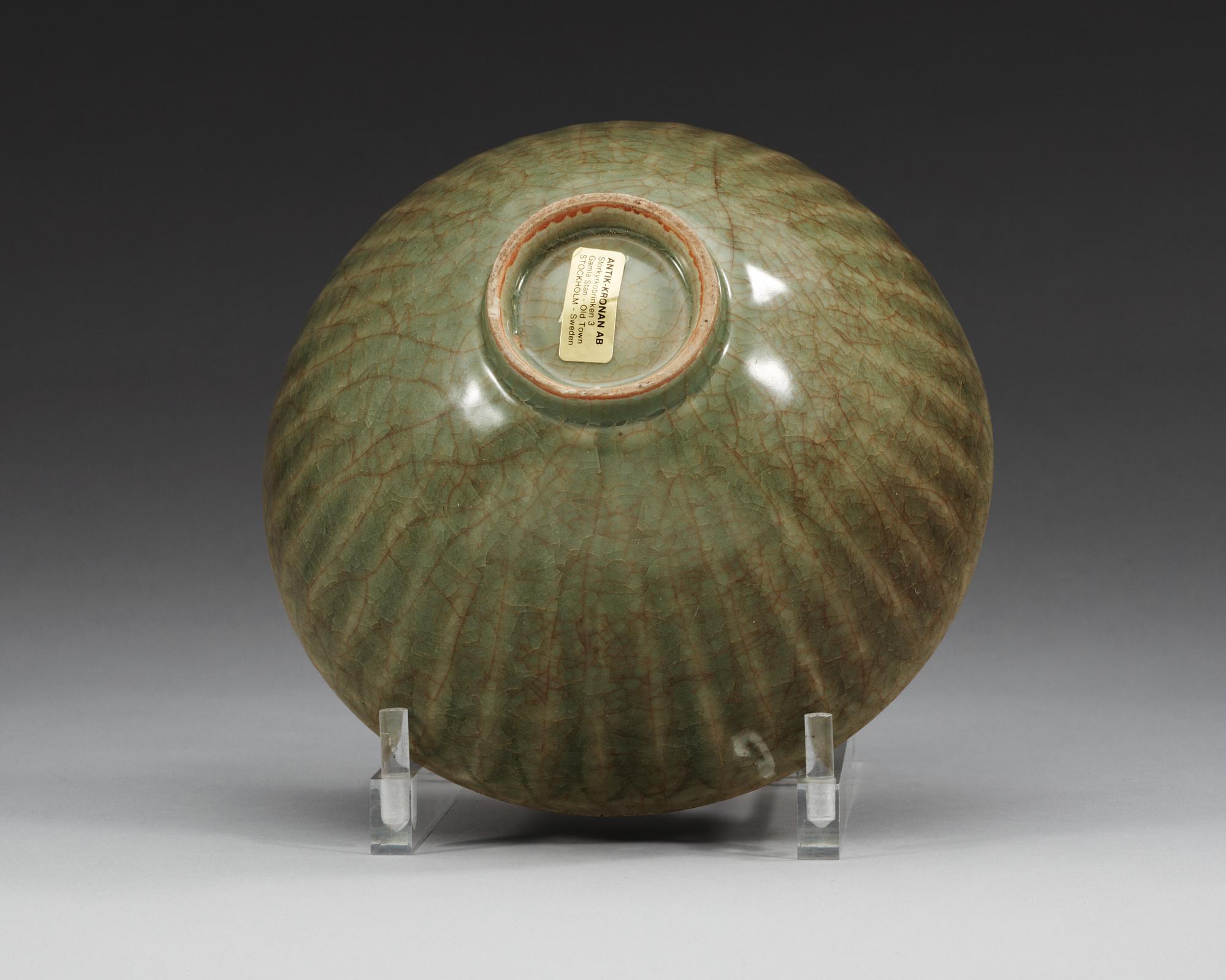 SKÅL, keramik. Yuan/Ming dynastin. Longquan.