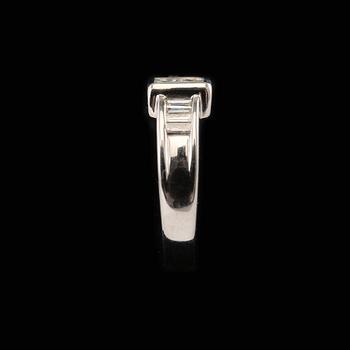 SORMUS, prisess- ja baquettehiontaisia timantteja 1.00 ct, platinaa. Koko 16,5, paino 7,5 g.
