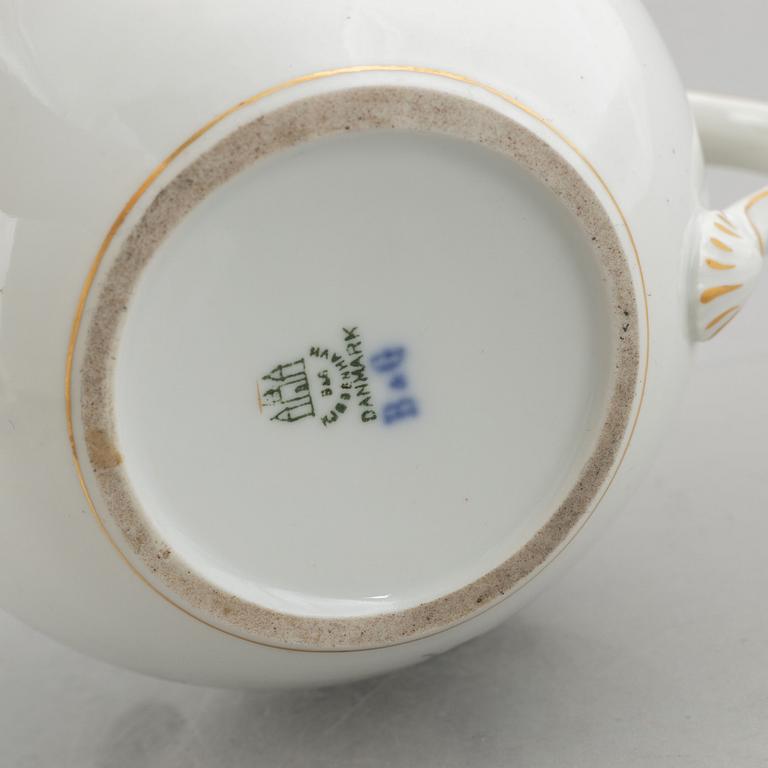 A 23-piece tea/coffee porcelain service, "Sachisk Blomst", Bing & Grøndahl, Denmark.