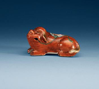 A famille rose figurin of a dog, late Qing dynasty.