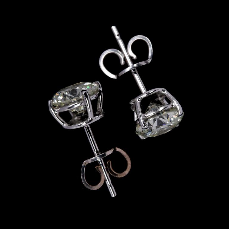 EARSTUDS, brilliant cut diamonds, 1.05 cts and 1.03 cts acc. to HRD cert.