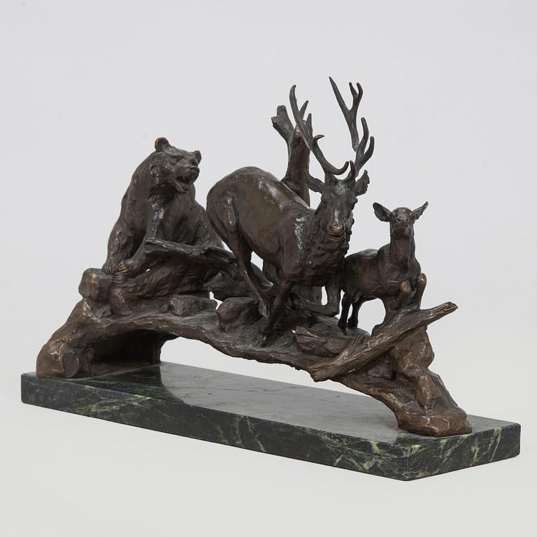 Veistos, pronssi, karhu ja kauriit.