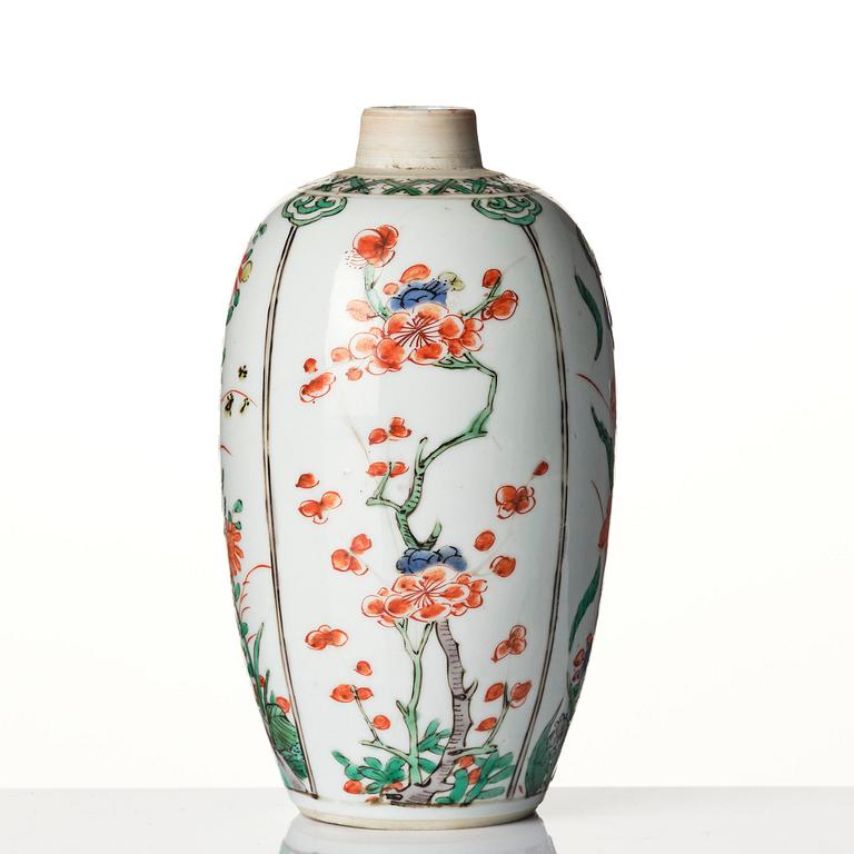 A famille verte bowl, tea caddy and mallet shaped vase, Qing dynasty, Kangxi (1662-1722).