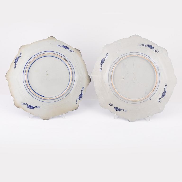 A pair of Japanese porcelain dishes, 20th Century.