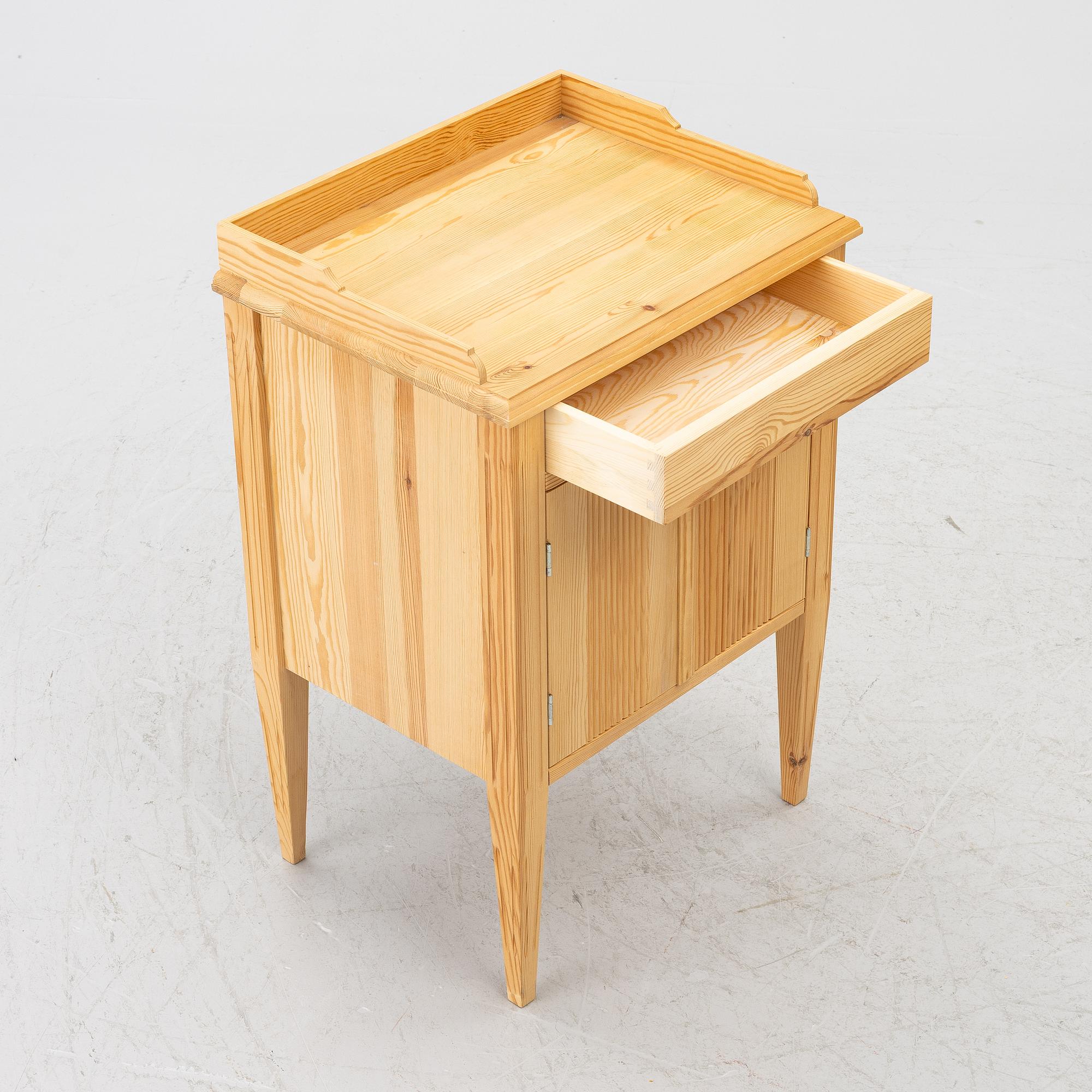 Bedside table/commode, Gustavian style, contemporary manufacture.