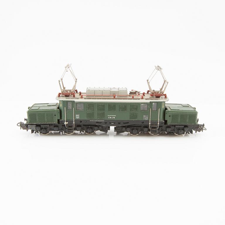Märklin, 4 pcs. locomotives, including model 3031 and 3074, 6 cars of various models.