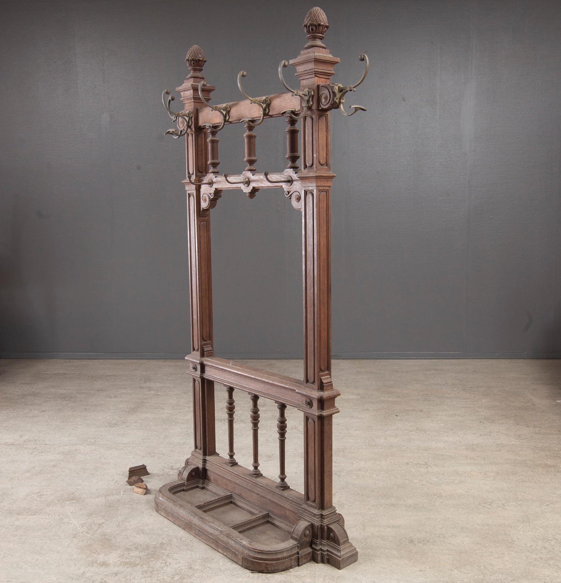 KLÄDHÄNGARE, ek och mässing, ca 1900.