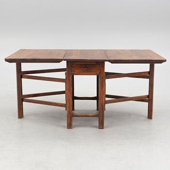 A gate leg table, 19th century.