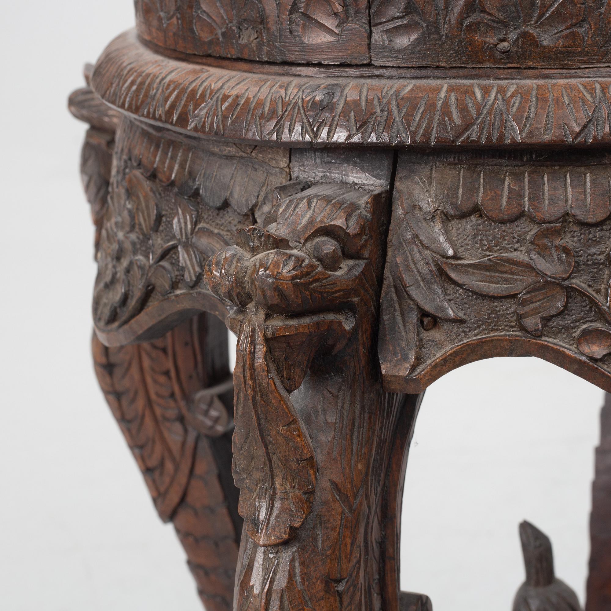 A pair of Japanese porcelain urns, first half of the 20th century, with pedestals.
