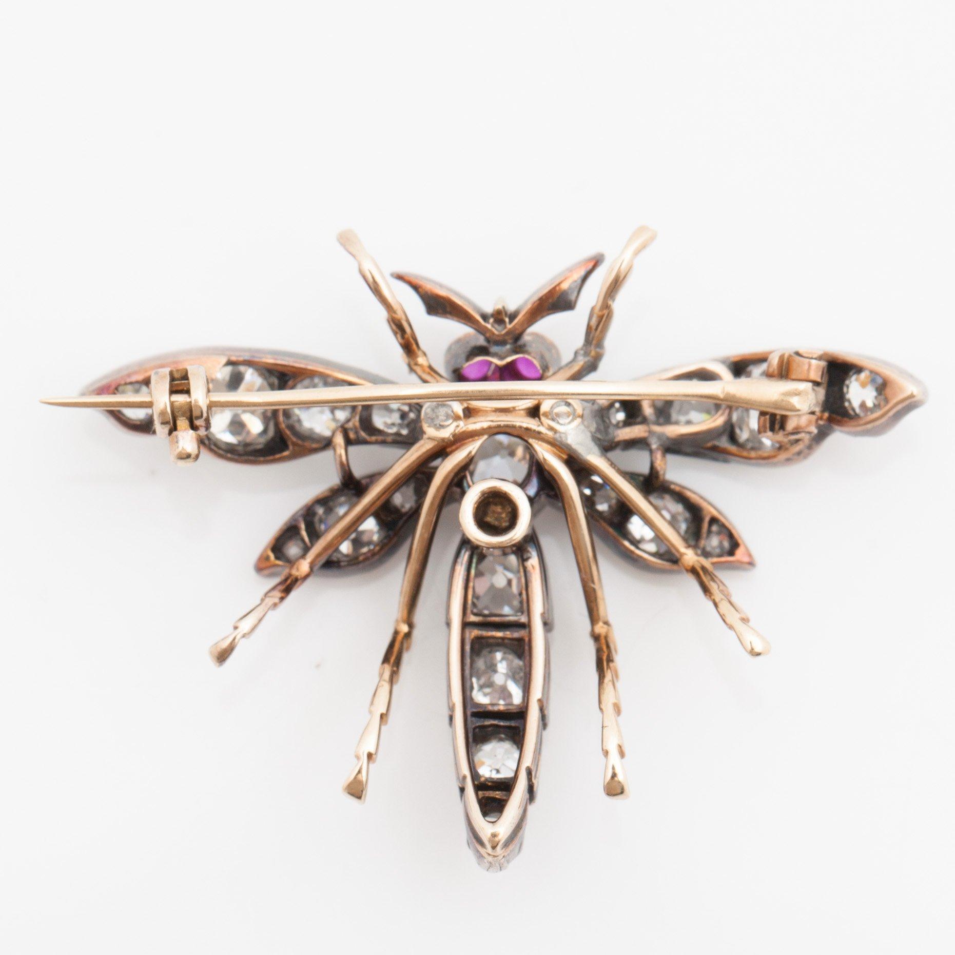 BROSCH med gammal- samt antikslipade diamanter och rubiner, i form av en fluga. Diamanter totalt ca 2.00 ct.