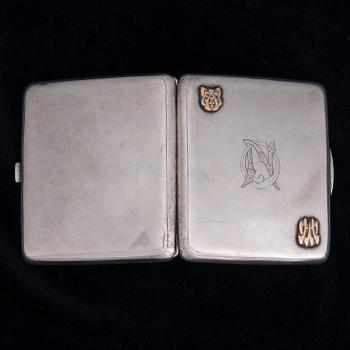 CIGARETTETUI, silver, Finlands Guldsmeds A.B, Åbo 1911. Vikt 124 g.