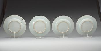 TALLRIKAR, fyra stycken, vapenporslin. Qing dynastin, Qianlong (1736-95).