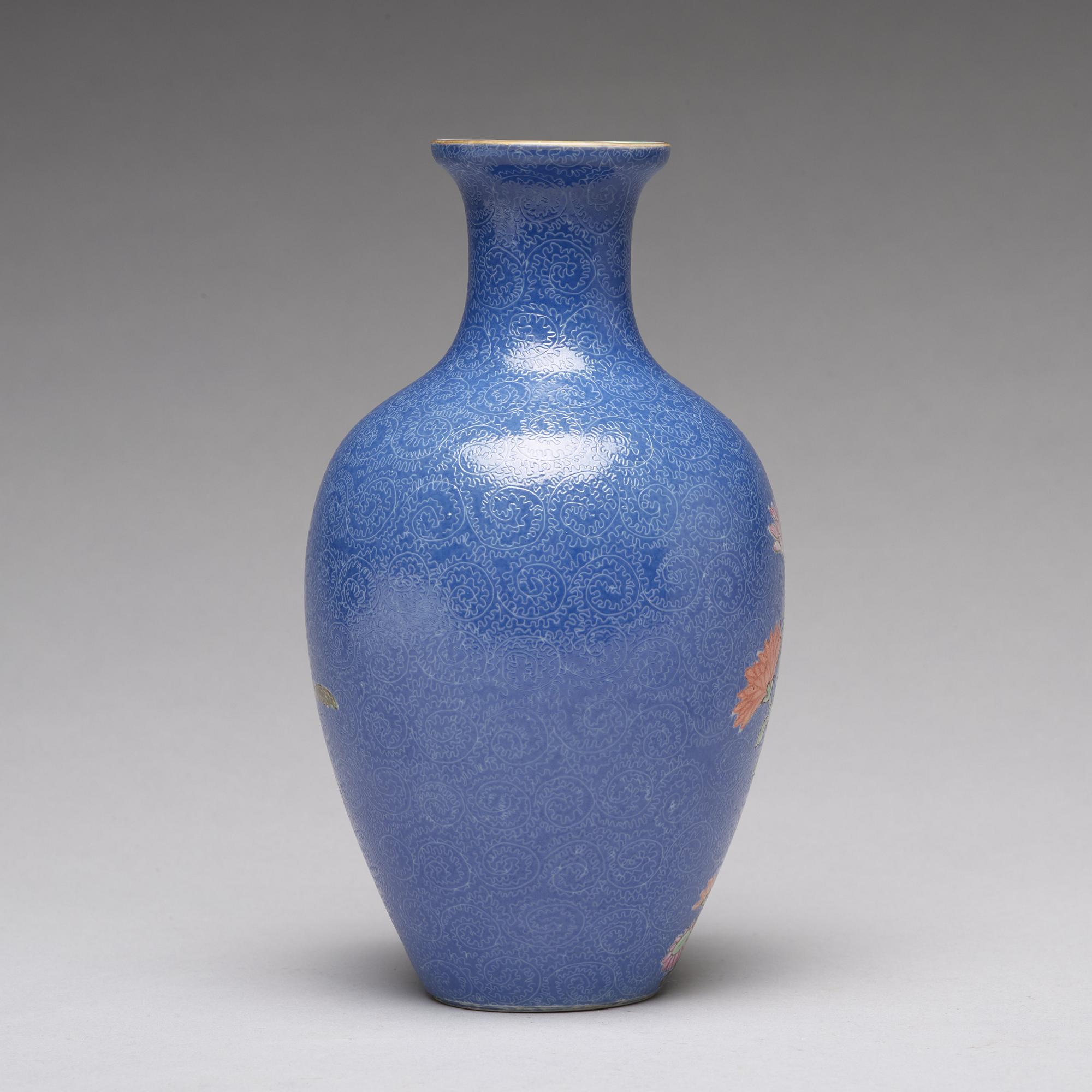 A Chinese sgrafitto vase, Republik, 20th Century.
