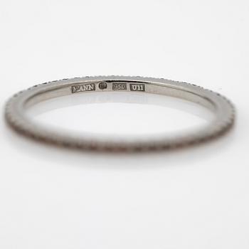 Ring, platinum with brown diamonds.
