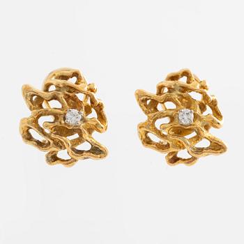 Clips, a pair, gold and brilliant-cut diamonds.