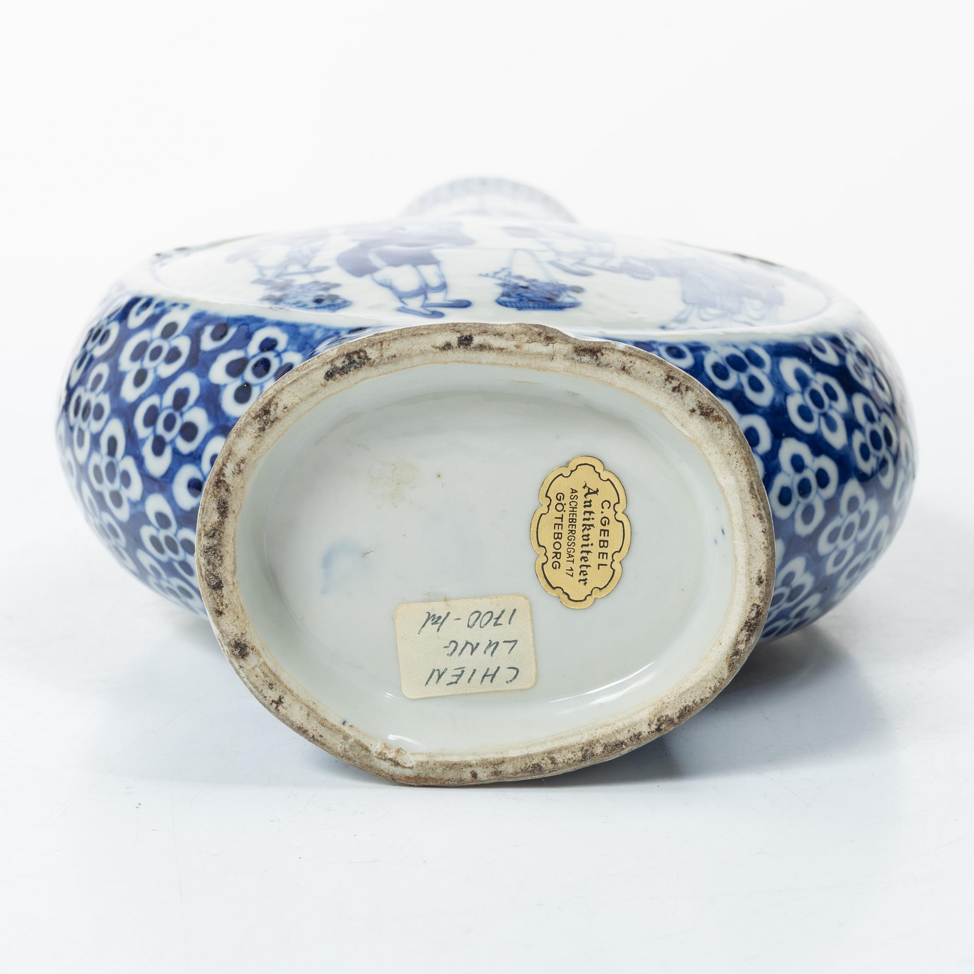 A Chinese blue and white porcelain moonflask and two jars, Qing dynasty, 18/19th century.