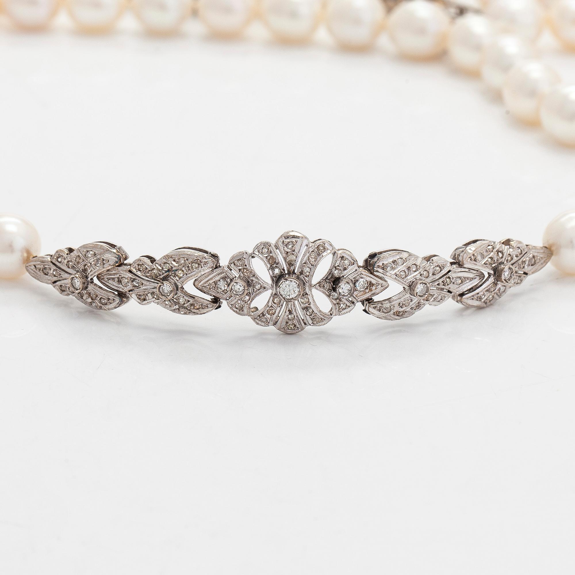 Helminauha, sterlinghopeaa, makeanvedenhelmiä ja timantteja.