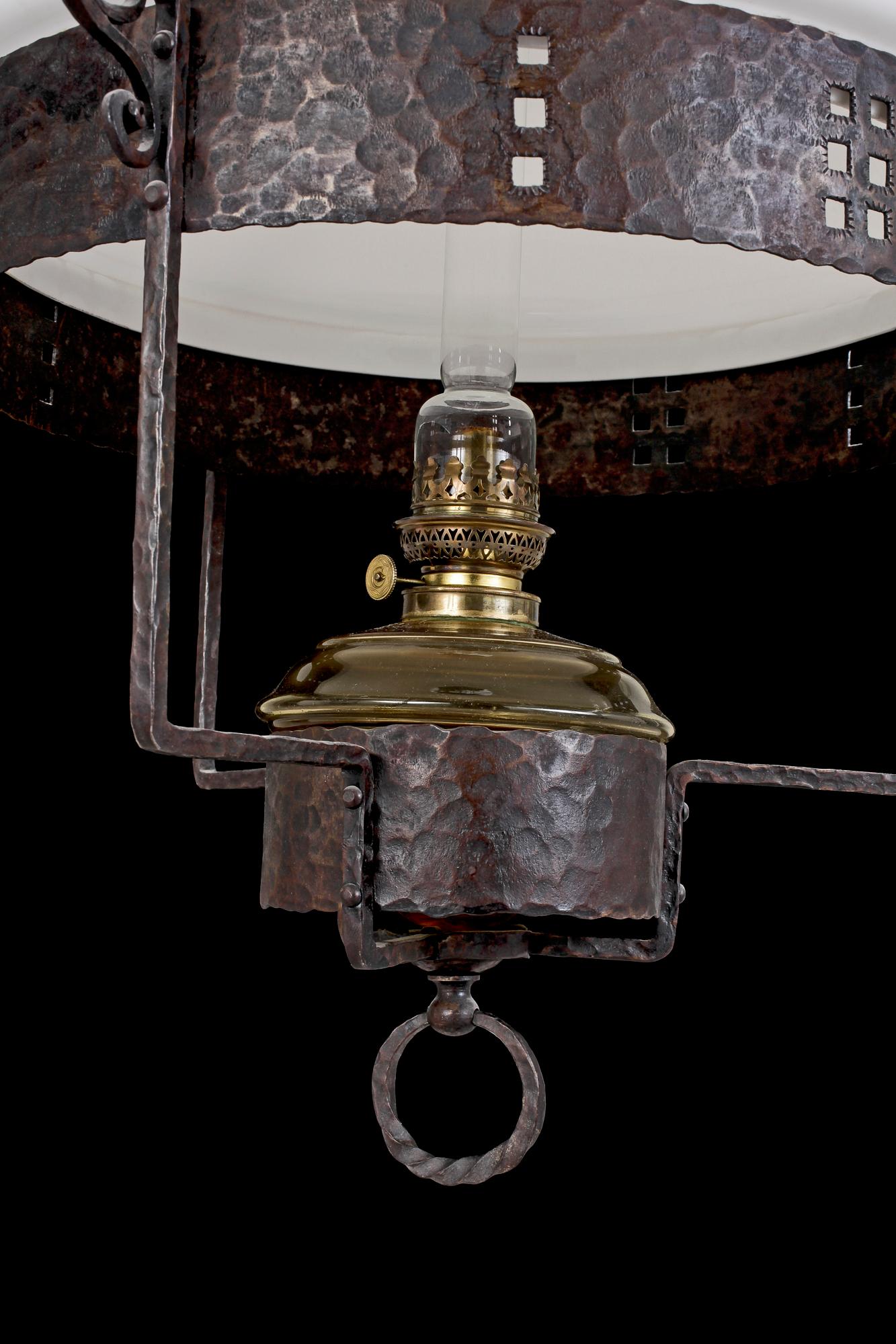 FOTOGENLAMPA, smidesjärn, nationalromantisk stil, omkring sekelskiftet år 1900.