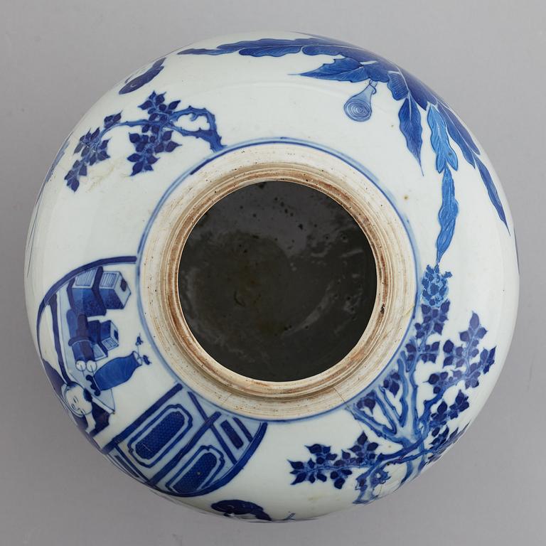 A large blue and white jar, Qing dynasty, 19th Century.