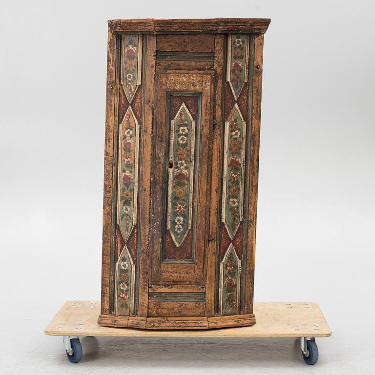 Hörnskåp, allmoge, västsvenskt, daterat 1795.