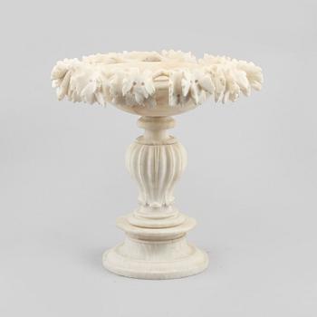 BORDSUPPSATS, alabaster, omkring år 1900.