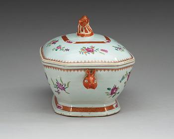 TERRIN med LOCK, porslin. Qing dynastin, Qianlong (1736-95).
