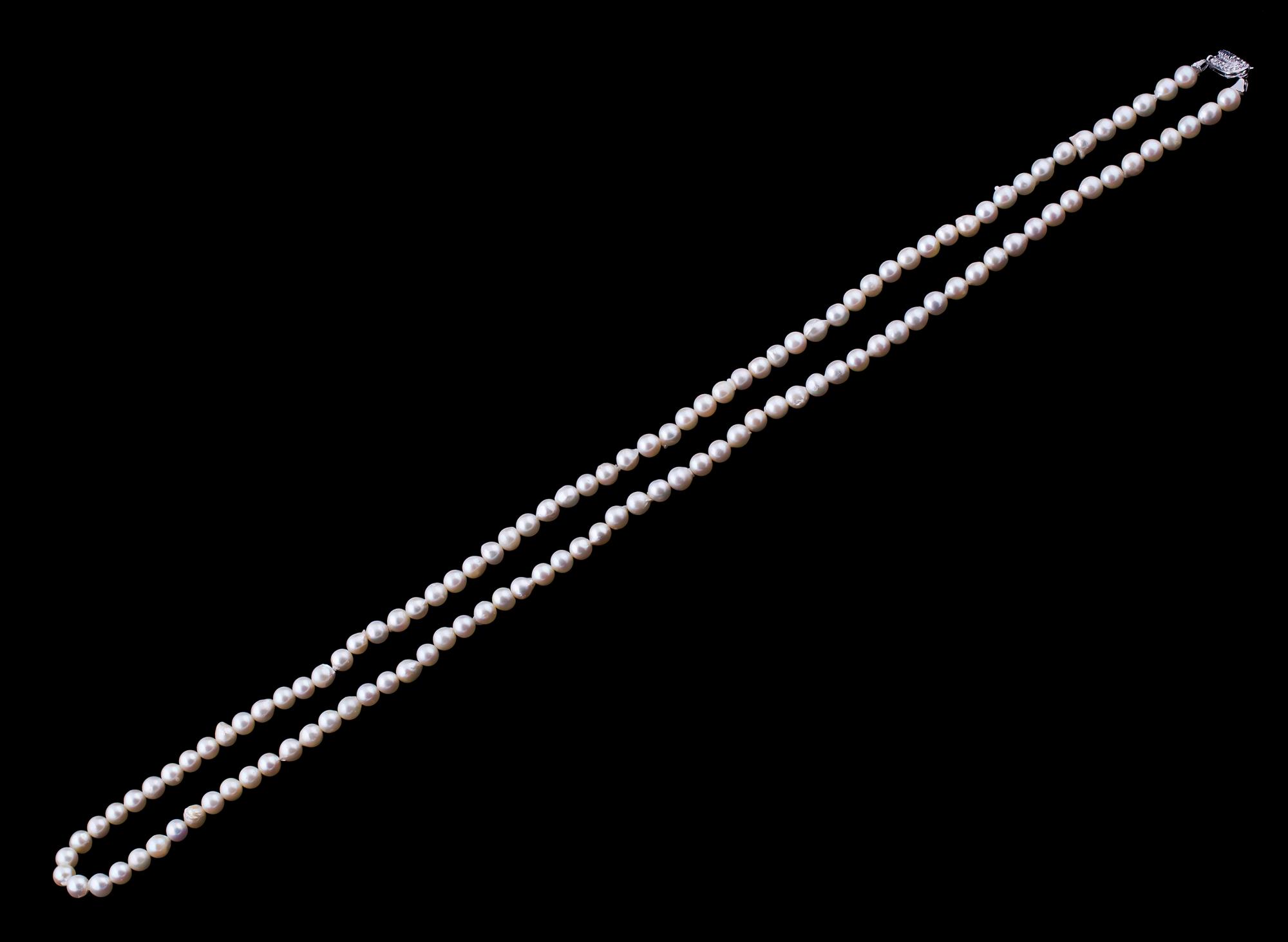 PÄRLCOLLIER, odlade saltvattenspärlor med silverlås.