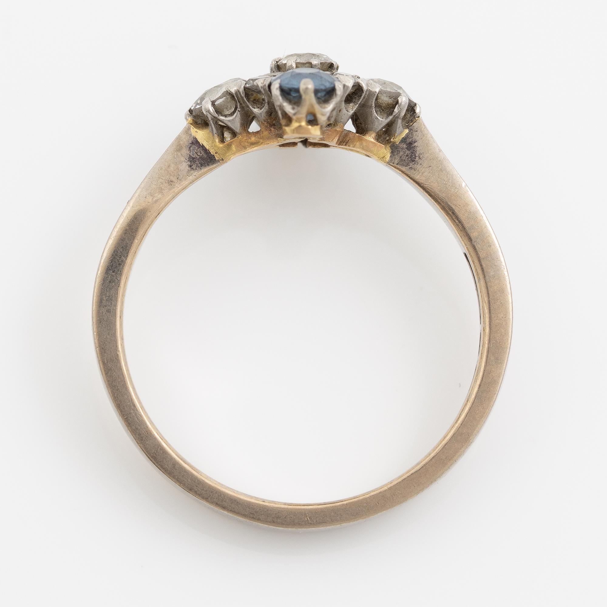 Ring, 18K white gold with sapphires and brilliant-cut diamonds.