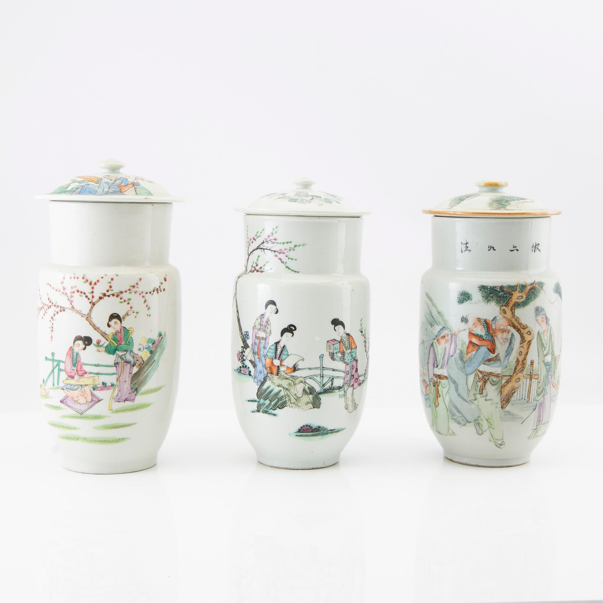 A set of 3 Chinese jars with covers, 20th century.