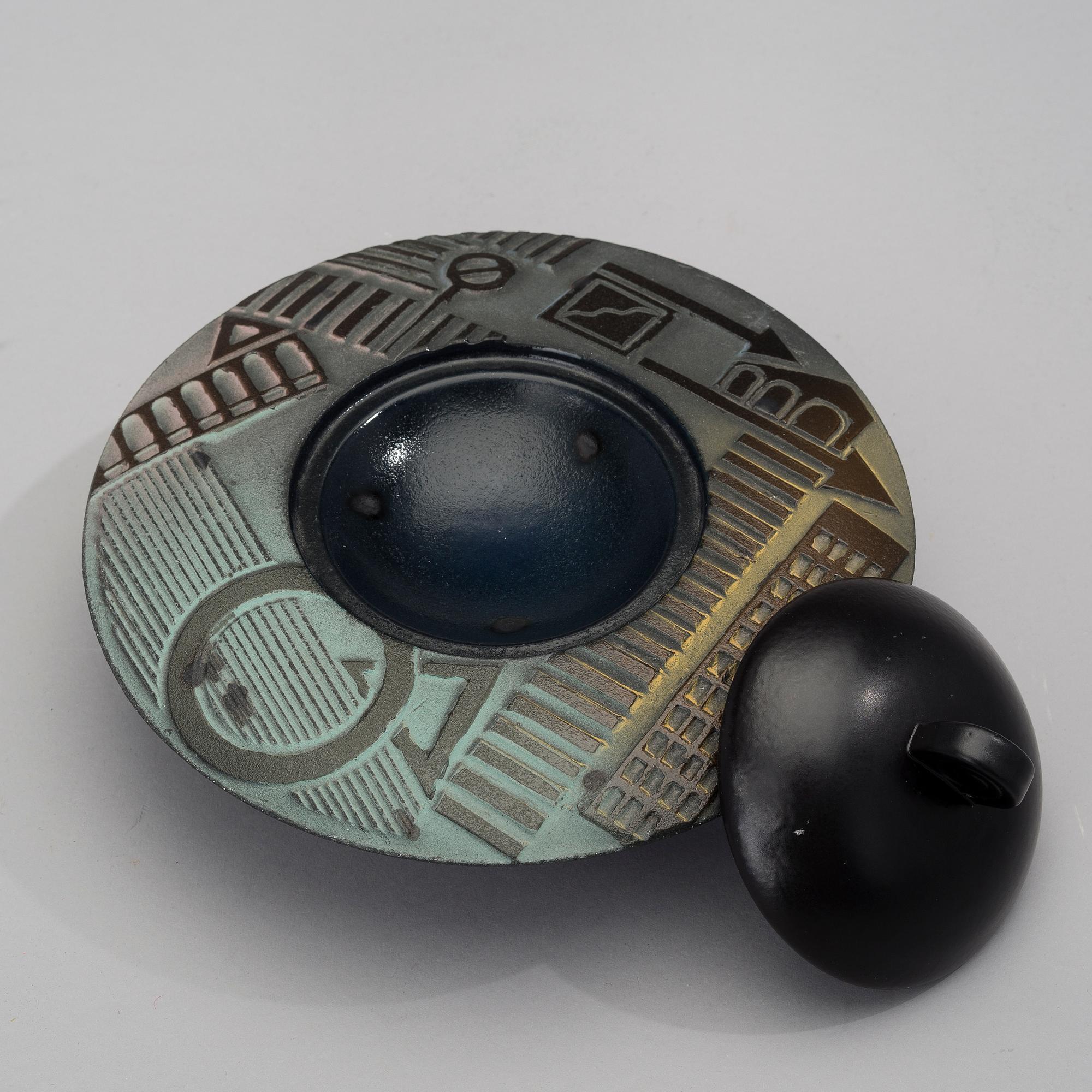 TOVE SLOTTE, DEKORATIONSSKÅL MED LOCK, keramik, signerad Tove Slotte/MM Arabia Finland.