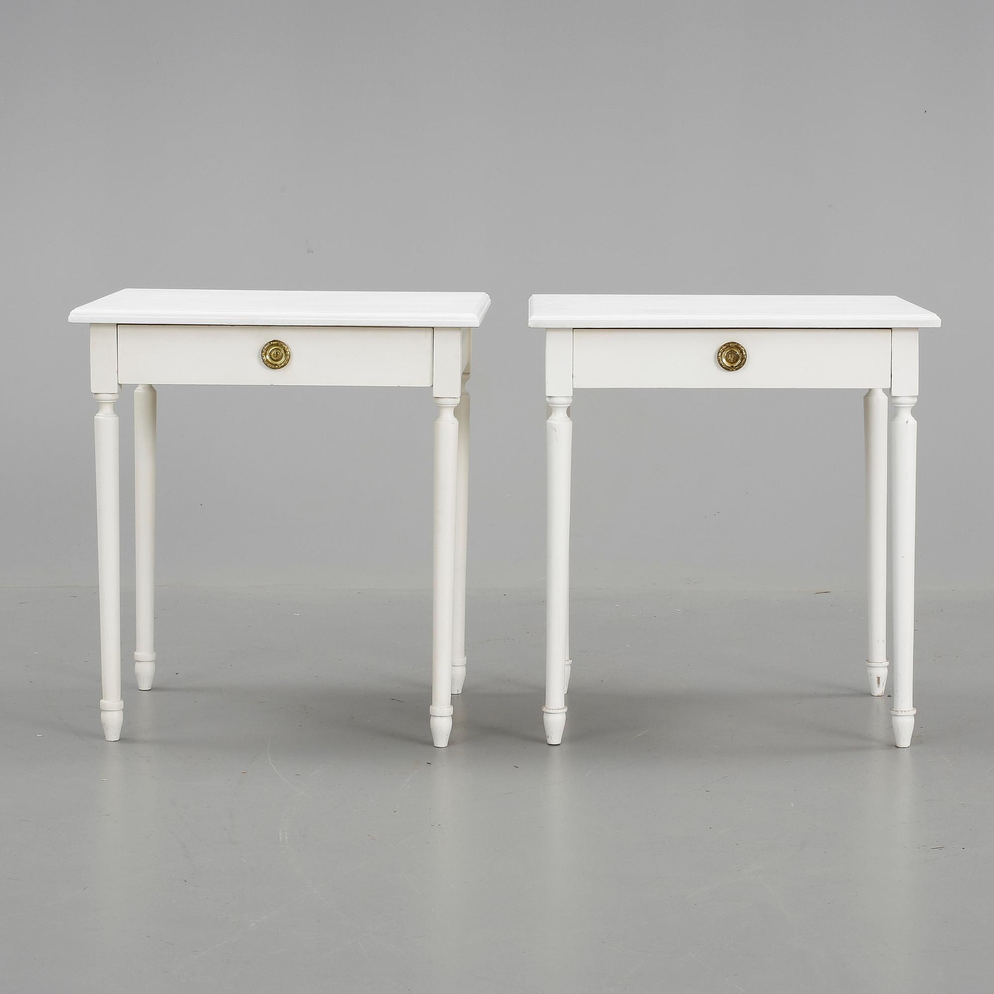 SÄNGBORD, ett par, gustaviansk stil, 1900-talets andra hälft.