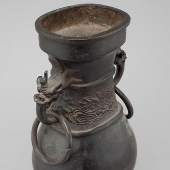 A chinese bronze vase from the 17th/18th century.