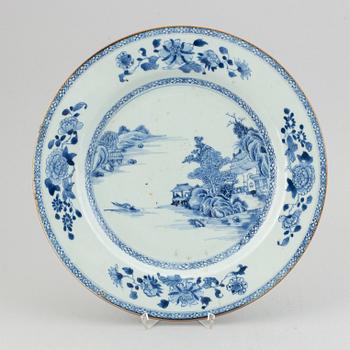 A blue and white serving dish, Qing dynasty, Qianlong (1736-95).