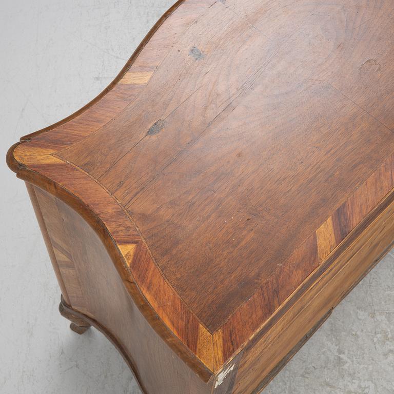 Byrå, senbarockstil, 1800-talets slut.