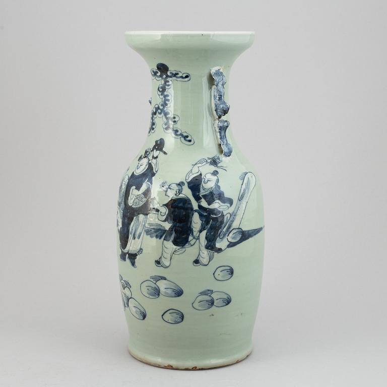 Vaser, ett par, porslin. Kina, 1900-tal.