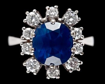 1057. RING, blå safir, 4.90 ct, med briljantslipade diamanter, tot. 0.85.