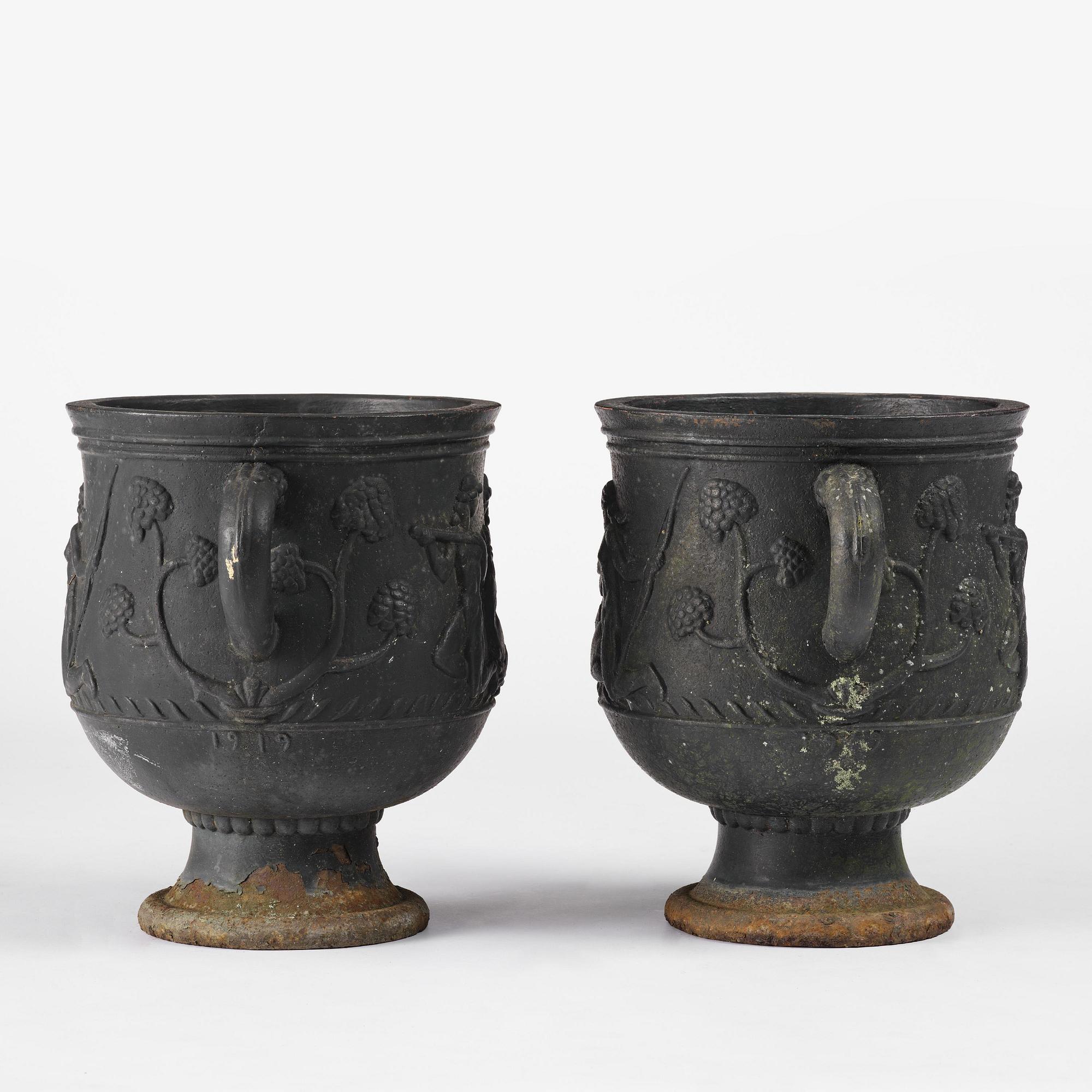 Ivar Johnsson, trädgårdsurnor, ett par, "Diana", Näfveqvarns bruk, Swedish Grace.