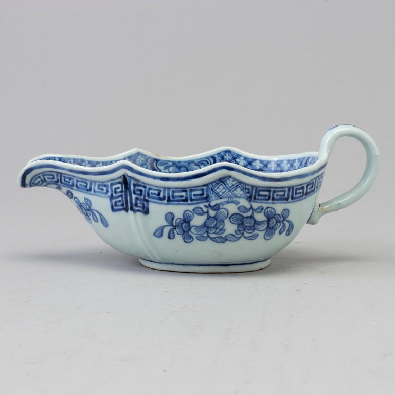 A blue and white export porcelain saucer, Qing dynasty, Qianlong (1736-95).