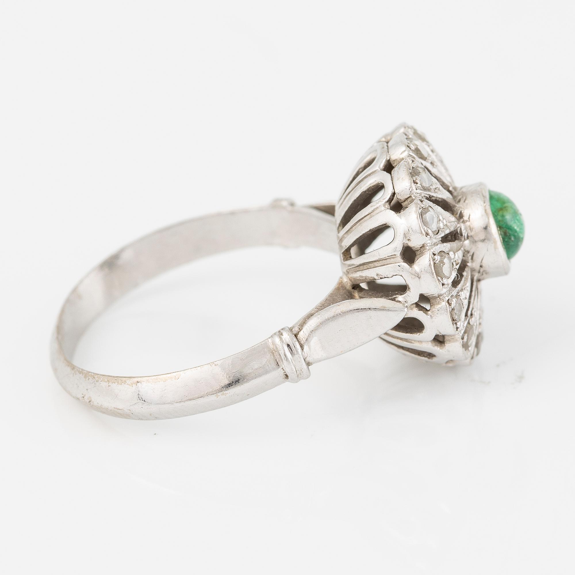 Ring 18 vitguld med en cabochonslipad smaragd och rosenslipade diamanter.