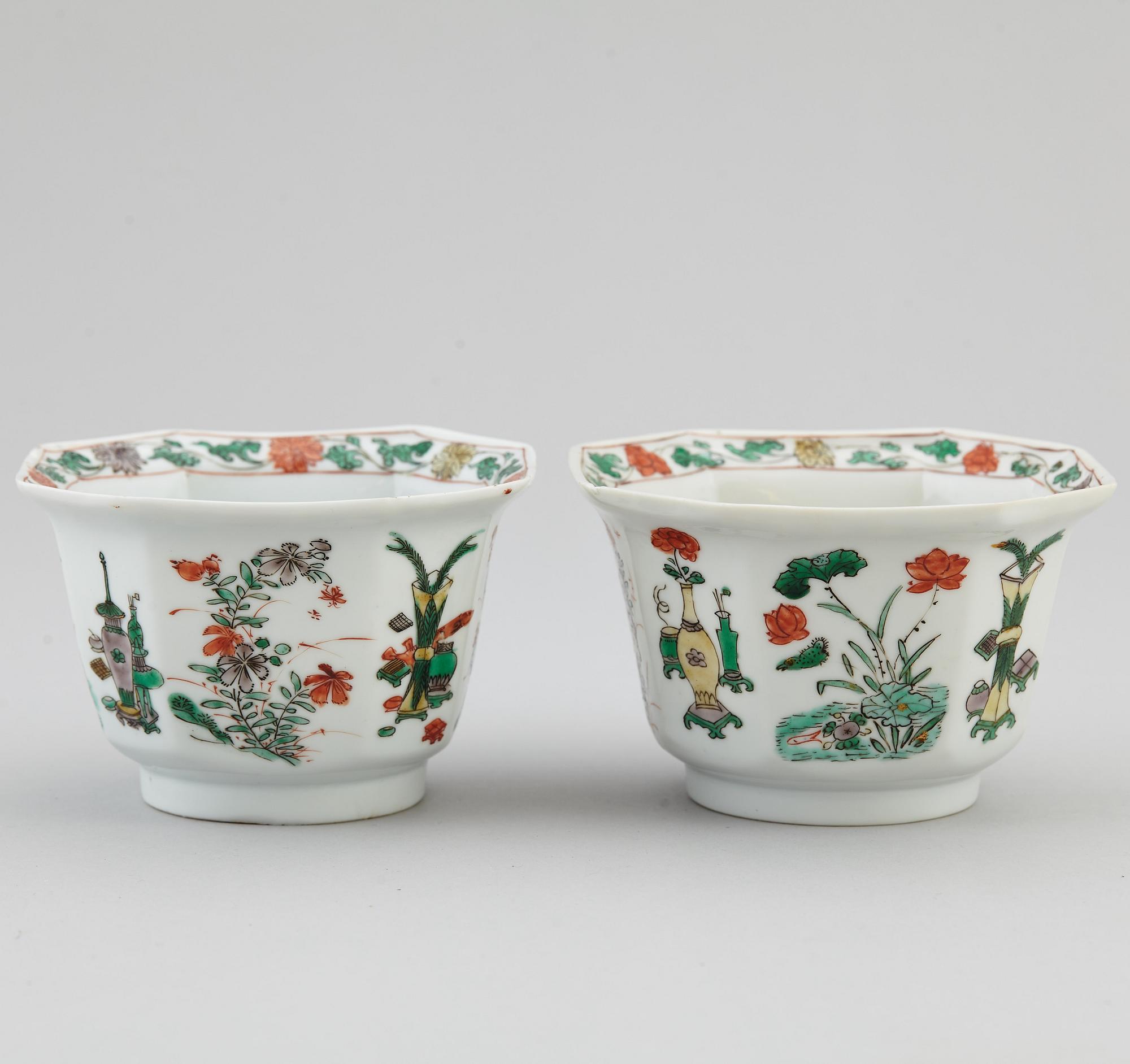 A pair of famille verte bowls, Qing dynasty.