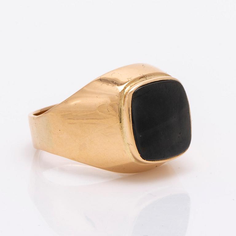 Klackring, 18K guld, onyx ca 10 x 10 mm, total vikt 10,5 g.