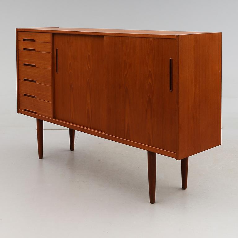 SIDEBOARD, Troeds, Bärnum, 1900-talets mitt.