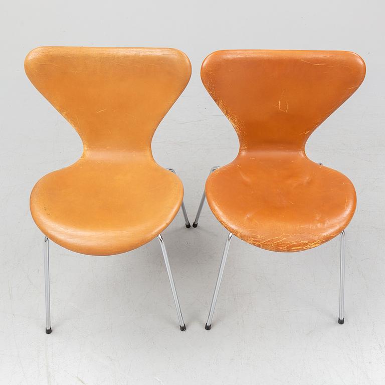 ARNE JACOBSEN, STOLAR, 2 st, "Sjuan", Fritz Hansen, 1988/1992.