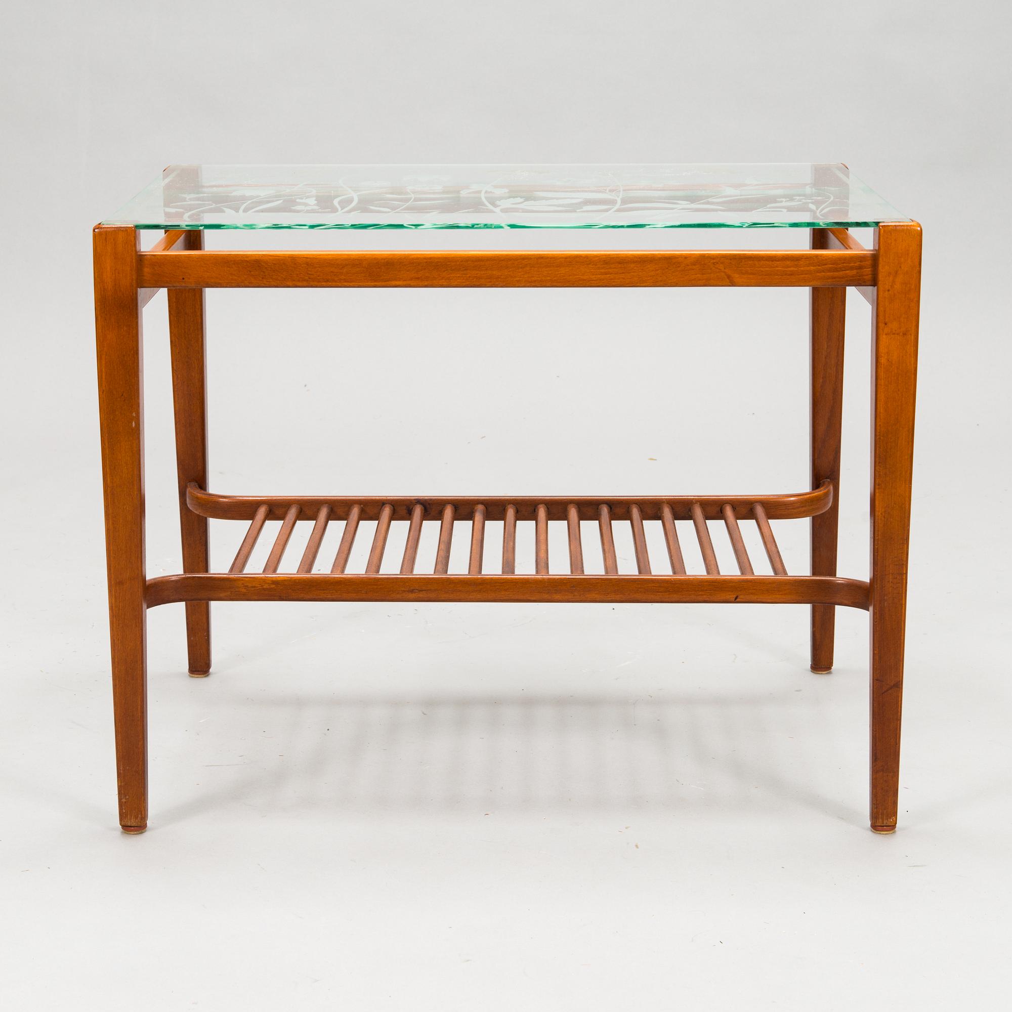 A mid-20th century coffee table / side table.
