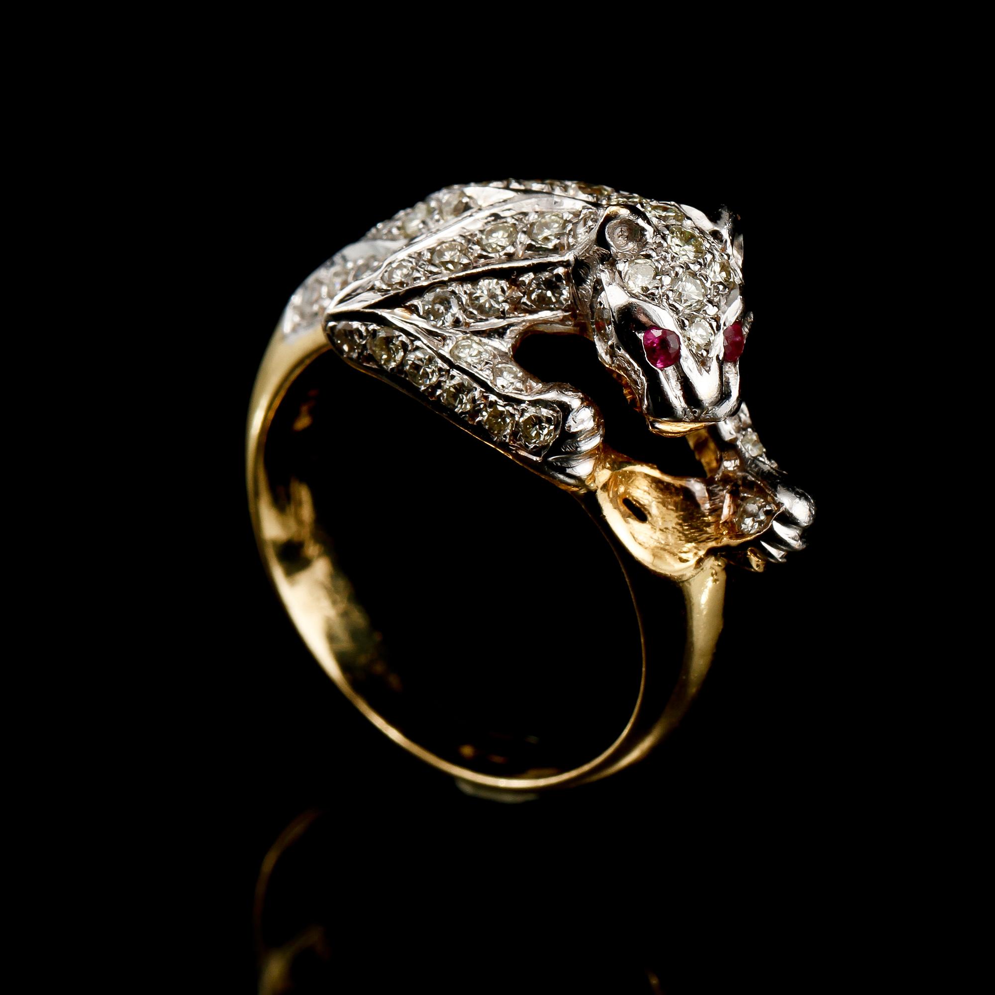 RING, 18k guld och vitguld med 2 rubiner samt 60 små briljantslipade diamanter, 1900/2000-tal. Vikt 7 g.