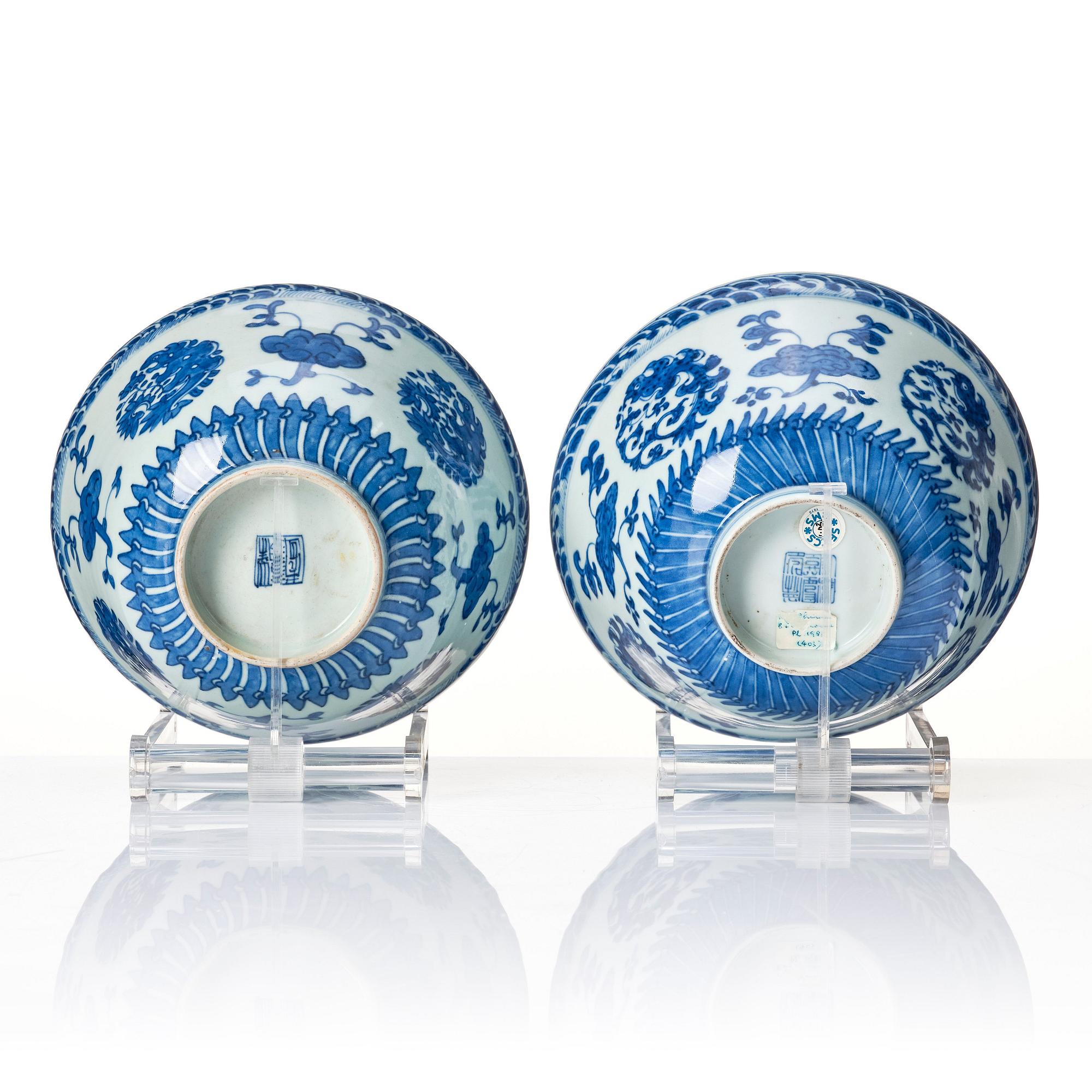 A matched pair of blue and white bowls, Qing dynasty, 19th century.